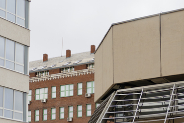 Átlátások a Goldmann menza tetejéről – háttérben az E és H épületek. Fotó: Képkocka - Bozsik Máté