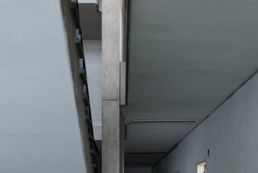 A középfolyosók szikár funkcionalitását visszafogottan elegáns egykarú lépcső töri meg. Fotó: Képkocka - Máté Albert