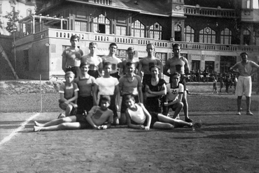 Széll Kálmán (névtelen) tér, a Budapesti Budai Torna Egylet (BBTE) sportolói és klubháza, 1925. Forrás: Fortepan / Lakatos Mária