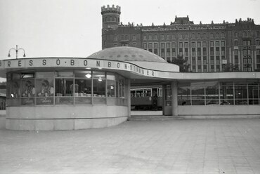 Széll Kálmán tér, háttérben a Postapalota, 1941. Forrás: Fortepan / Kellner Ludwig