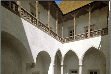 A belső udvar elképzelt 16. század eleji rekonstrukciója a lakótorony első emeletéről nézve, Nagy Gábor grafikáján.