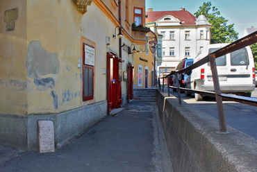 A délkeleti házsor, itt éppen a jobb sorsra érdemes Matróz Kisvendéglő, derékig elásva jelenik meg a Dunakapu tér járószintjéhez képest.  Forrás: Garten Studio archívuma