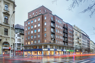 Wälder munkásságára az 1930-as években a neobarokk épületek tervezése mellett új utak keresése is jellemző, melynek jó példája a pesti Holitscher-ház 1936-ból. Az épület a Rákóczi úton áll.
