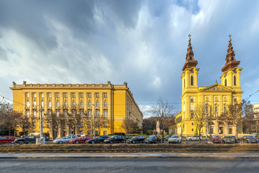 Wälder Gyula egyik leghíresebb alkotása a budai Villányi úton álló ciszterci épületegyüttes, mely az 1929-ben épült Budai Ciszterci Szent Imre Gimnáziumból, és az 1938-ban épült Szent Imre-templomból áll, a tervezett rendház nem épült fel.