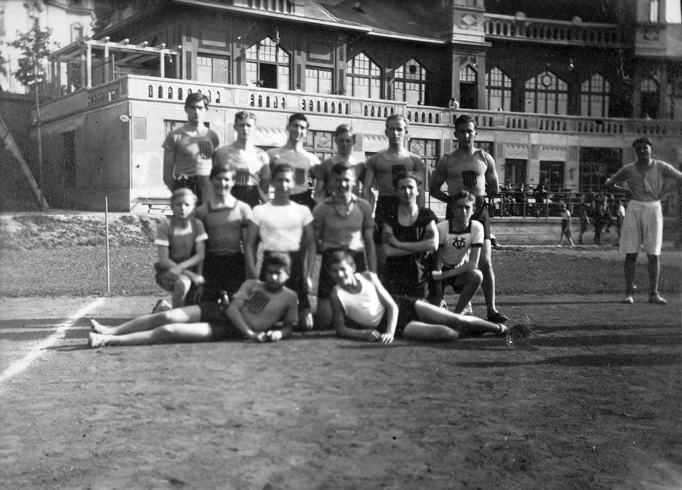 Széll Kálmán (névtelen) tér, a Budapesti Budai Torna Egylet (BBTE) sportolói és klubháza, 1925. Forrás: Fortepan / Lakatos Mária