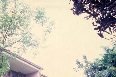 A Karunaratne-ház a kert felől, Kandi 1993 – Forrás: thinkmatter.in