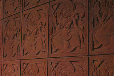 A Pieris-ház egyik fala, fából faragott öntőformába öntött, terrakotta csempékkel, 1953-56 – Forrás: suravi.fr