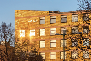 A rendelő mögötti kórház kerámiával burkolt épülete 1964-re készült el.