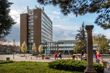 A városháza reprezentatív épületének sorsa igen mozgalmasan alakult, a munka kezdetén még Rákosi Mátyás is bevonta magát a tervezésbe. Végül csak 1965-re készült el, nagyrészt a romló egészségű Weiner Tibor munkáját átvevő Baranyai Ferenc tervei szerint.