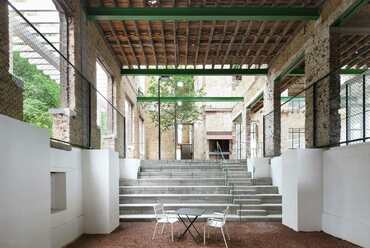 architecten de vylder vinck taillieu: PC Caritas - aula - Melle, Belgium - fotó © Filip Dujardin, Divisare