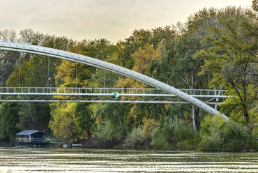 Szolnok második Tisza-hídjának építése 2011-ben fejeződött be, névadója pedig a júniusi tömeges rajzásról ismert, védett kérészfaj, a tiszavirág lett.