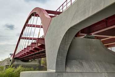 A Sárvári elkerülőút tervezésekor a város vezetői azzal az igénnyel fordultak a mérnökökhöz, hogy az új Rába-hídon való átkelés igazi hídélmény legyen az erre járók számára. A szakemberek válasza évtizedek után az első új hazai ívhíd terve lett.