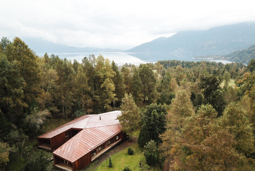 Casa LLU, Lago Ranco, 2018. Forrás cazuzegers.cl, fotó Ian-Hsu, Daniel Corvillón