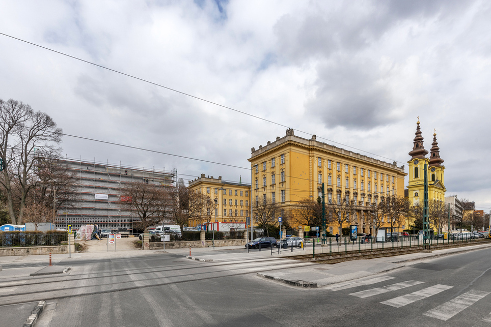 Az új sportcsarnok látványa a Villányi útról, a képen jól látható a gimnázium és a templom is