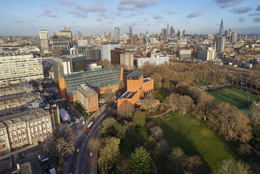 A londoni Lambeth Palota könyvtára és archívuma – A könyvtár madártávlatból, balra tőle a gyermekkórház épülete – Építész: Wright and Wright Architects – Fotó: Hufton+Crow