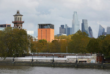 A londoni Lambeth Palota könyvtára és archívuma – A könyvtár tornya a Temze túlpartjáról – Építész: Wright and Wright Architects – Fotó: Hufton+Crow