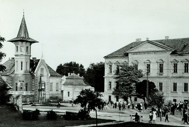 Pápa, a Fenyvessy-villa a főtéri iskolával 1960 körül, a villa tervezője: ifj. Bobula János (képeslap a szerző gyűjteményéből)