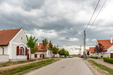 Az Eszterházy utca 2021 májusában. A gyümölcsfák mellett számos nagyobb, árnyékadó fát is ültettek, amelyek hamarosan a városrész legmagasabb építményeit is túlnövik. 