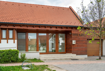 A devecseri emlékpark körül az eredeti terveknek megfelelően egy miniatűr városközpont született, benne ma is minden hétköznap nyitva tartó orvosi rendelővel.