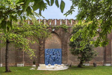 Az Arsenale lőréses fala, előtte a kiállítás egyik installációjával. 