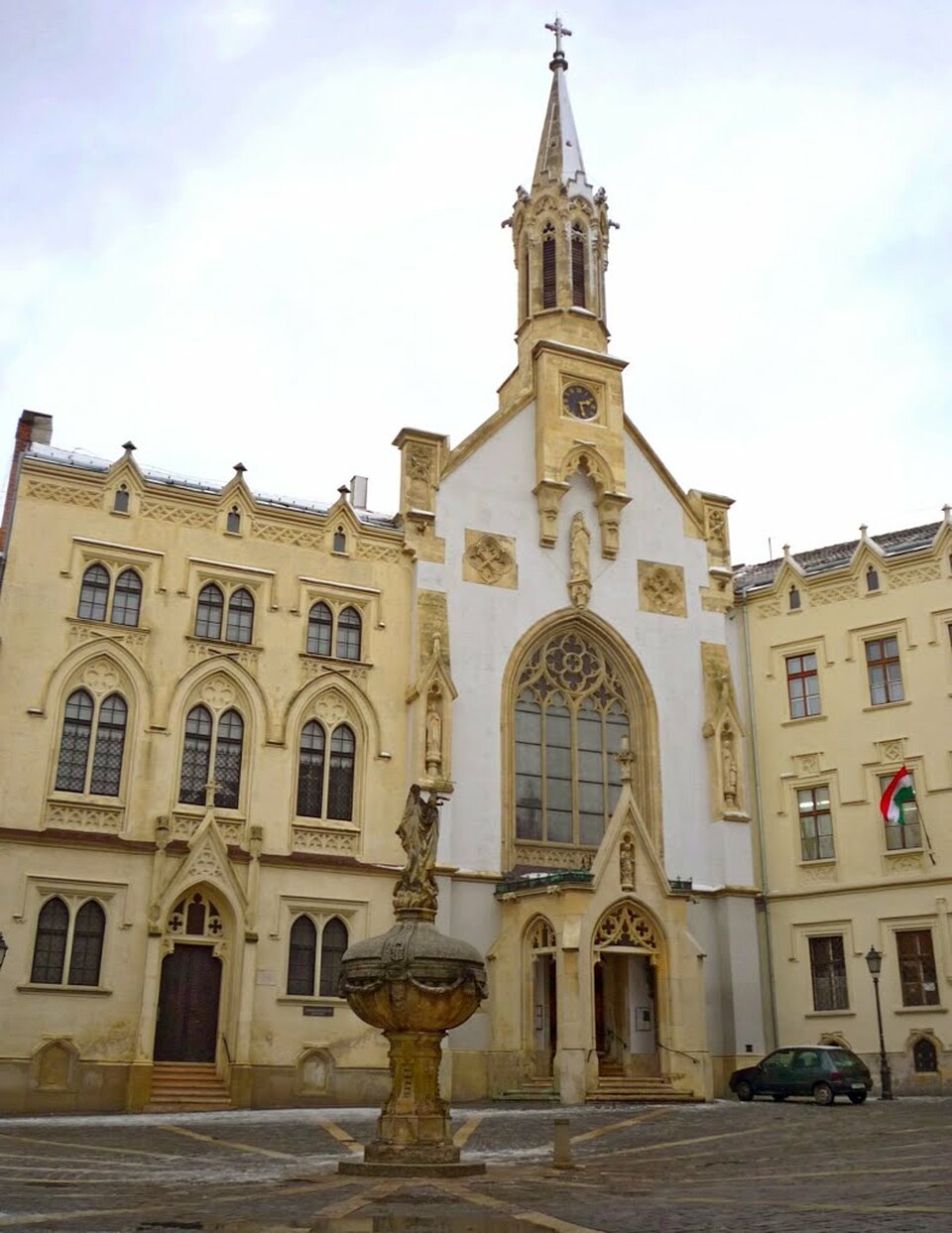 Sopron, Orsolya-téri templom, tervező: Handler Nándor (a szerző felvétele)