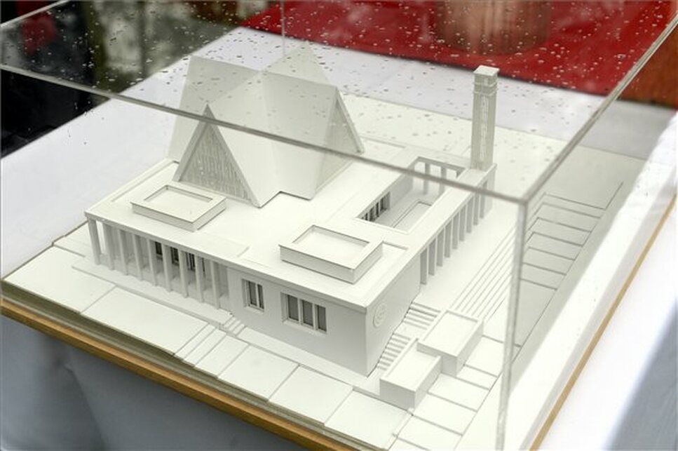 A tervezett piliscsabai evangélikus templom makettje az épület alapkőletételén 2021. május 23-án. Forrás: MTI/Kovács Attila