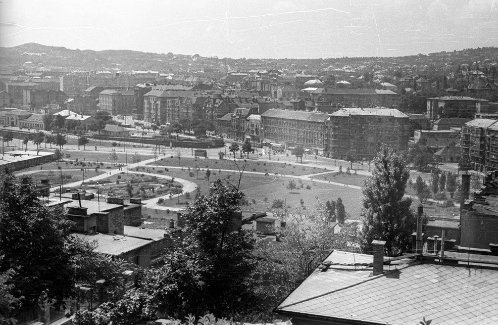 Kilátás a budai Várból a Vérmező, a Déli pályaudvar és az Alkotás utca felé. Forrás: Fortepan/Répay András (1957)