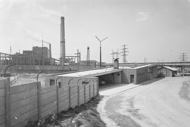 Az alumínium gyártáshoz nélkülözhetetlen hőerőmű és kéményei. 1963 / FORTEPAN – UVATERV