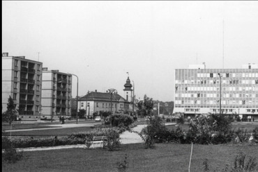 Községháza és Tanácsháza még együtt áll a hetvenes években. Nézet a Szabadság tér felől, előtérben a pontházakkal. / Ajkai Fotóklub 