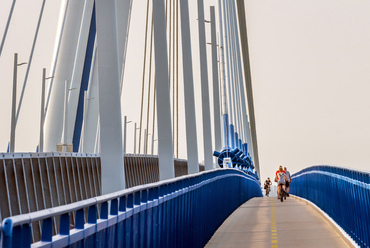 Az új híd nem csak napi ezres nagyságrendű járművel tehermentesítette Komárom központját, de a városok nyugati területei között új kerékpáros kapcsolatot is teremtett.