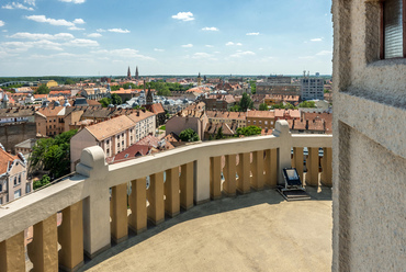 A 45 méter magasan lévő tető alatt egy szinttel kapott helyet a körpanorámás terasz, Szeged város talán legjellegzetesebb kilátópontja. A torony a látogatók számára a hónapok első hétvégéin tart nyitva.