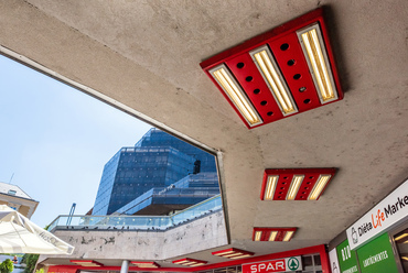 Az 1970-es években épült Nyugati téri aluljáróban még számos eredeti részlet megtalálható, a képen látható piros világítótestek is ezek közé tartoznak.