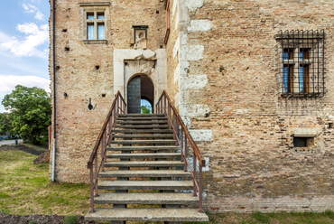 Az egykori várárok fölött vasbeton lépcsőn érkezhetnek a látogatók a vár kapujához.