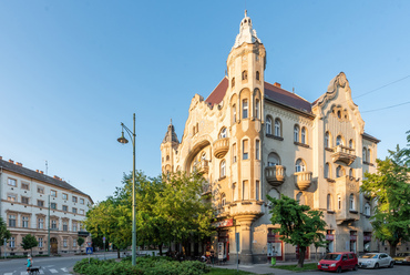 Az épület kívül és belül, részleteiben egyaránt megőrizte az évszázados eleganciáját. Földszintjének nagy részét a népszerű Alibi Bár és Kávézó foglalja el.