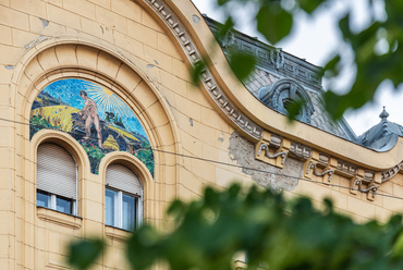 Szintén a Tisza Lajos Körúton, egyedi, ötszögletű alapterületen áll az 1910-12-ben épült Református palota, látványos homlokzatdíszein a vetés és aratás ábrázolásával.