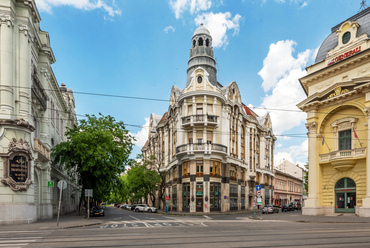 Két mellékutca Széchényi-téri találkozásánál áll a Szeged–Csongrádi Takarékpénztár Rt. bérháza, újkeletű nevén a vasalóház, aljában az 1913-as megépítése óta működő patikával.