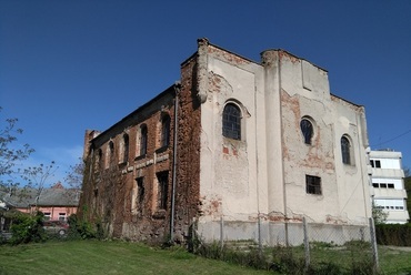 2019-es felvétel a romos épületről. Forrás: Wikimedia Commons