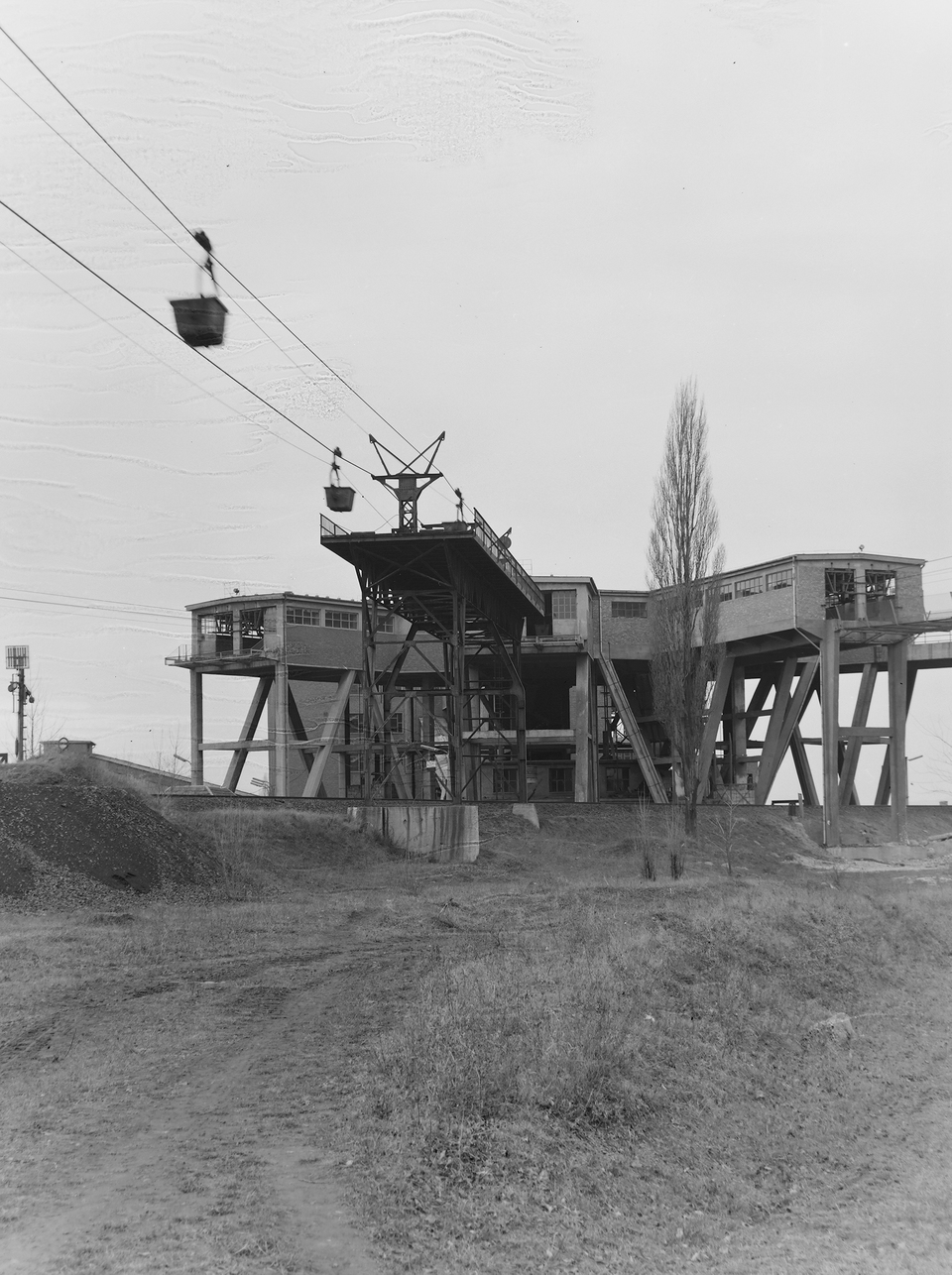 Szénosztályzó a Hőerőműben - a Kossuth, az Ármin, a Jókai és a padragi bányától érkező csillesor vasúti átrakója.1971 / FORTEPAN – UVATERV