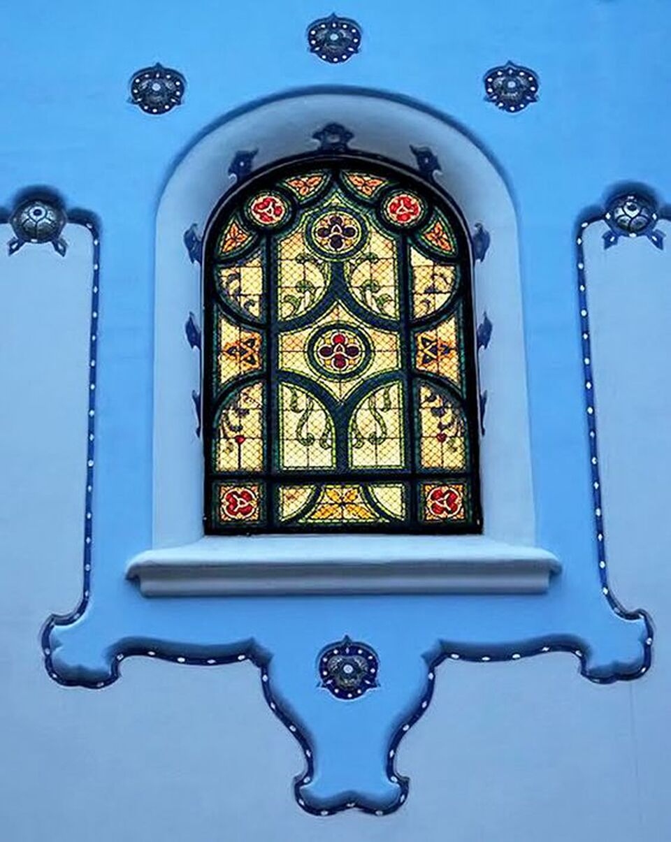 Pozsony, Árpád-házi Szent Erzsébet templom (Kék templom), tervező: Lechner Ödön, színes üvegablakok: Róth Manó (Wikipedia)