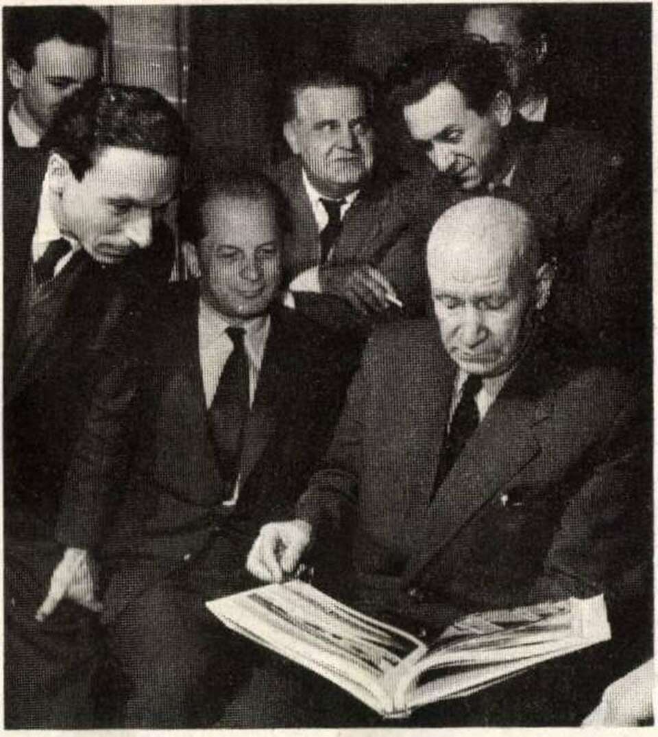 Uitz Béla festőművész látogatása a MÉSZ-ben 1960 körül, balról jobbra: Perczel Károly, Major Máté, Janáky István, Szabó Árpád és Uitz Béla (Új Írás, 1978/8., 125. o.)