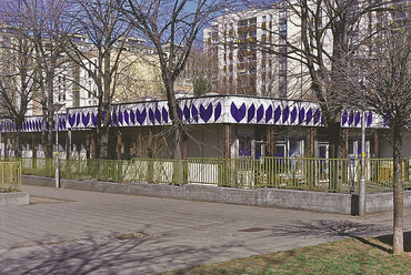 Lantos Ferenc: Pécs, kertvárosi óvoda fríze zománcozott acéllemezek, 1971  fotó: ifj. Gyergyádesz László, 1998