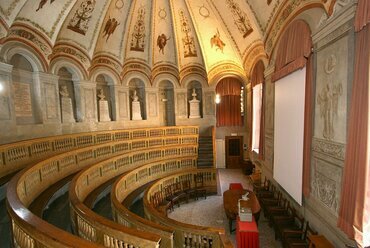 Paviai Egyetem, Fizikai előadó terem, tervező: Leopoldo Pollack (Wikipedia)