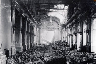 A Buffet-csarnok 1945-ben. A palota déli szárnyán nagy területen, máshol egy-egy találat helyén a földszintig beomlottak a födémek, de az épület egy részében a tüzek és a fosztogatások után is fennmaradt az eredeti belső tér. (Forrás: Fortepan)
