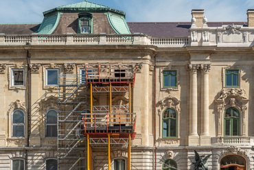 A Budapesti Történeti Múzeumnak és az Országos Széchényi Könyvtárnak otthont adó E és F jelű épületek az Oroszlános udvarról nézve. A Nemzeti Hauszmann Program program keretében egyre több rész kapja vissza a háborúban elveszett díszeit.