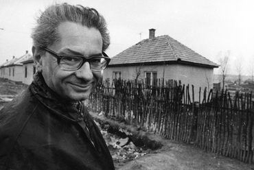 Kemény István szociológus (1925-2008). A kép a Faluszéli házak c. film forgatásakor készült. – forrás: Fortepan / Schiffer Pál