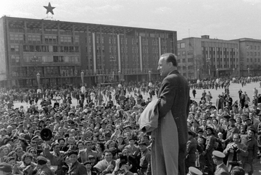 Kádár János az 1962-es május 1-i felvonuláson.  Fortepan/Magyar Rendőr