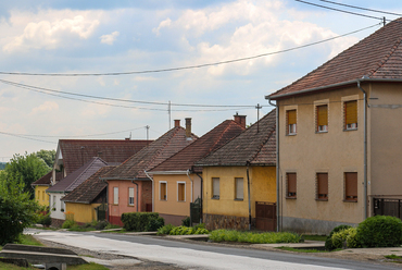 Előkert nélküli kockaházas utcakép. Fotó: Horváth Máté