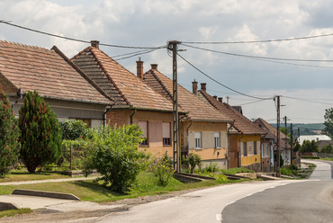 Előkert nélküli kockaházas utcakép. Fotó: Horváth Máté