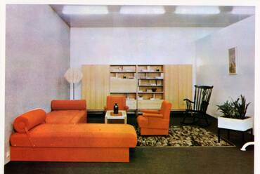 A hetvenes évekre a bútorpiacon egyre nagyobb lett az igény a matt felületkezelésű, részben stilizált és rusztikus szekrénysorok iránt. Így született meg a Freddy gyártmánycsalád.