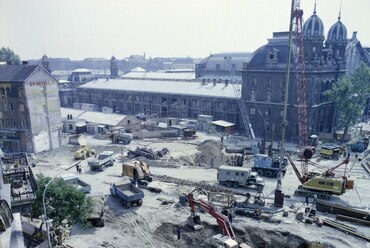 Nyugati (Marx) tér az aluljáró és a felüljáró építési munkálatai alatt. Balra a Váci út, szemben a Nyugati pályaudvar. Forrás: Fortepan / UVATERV